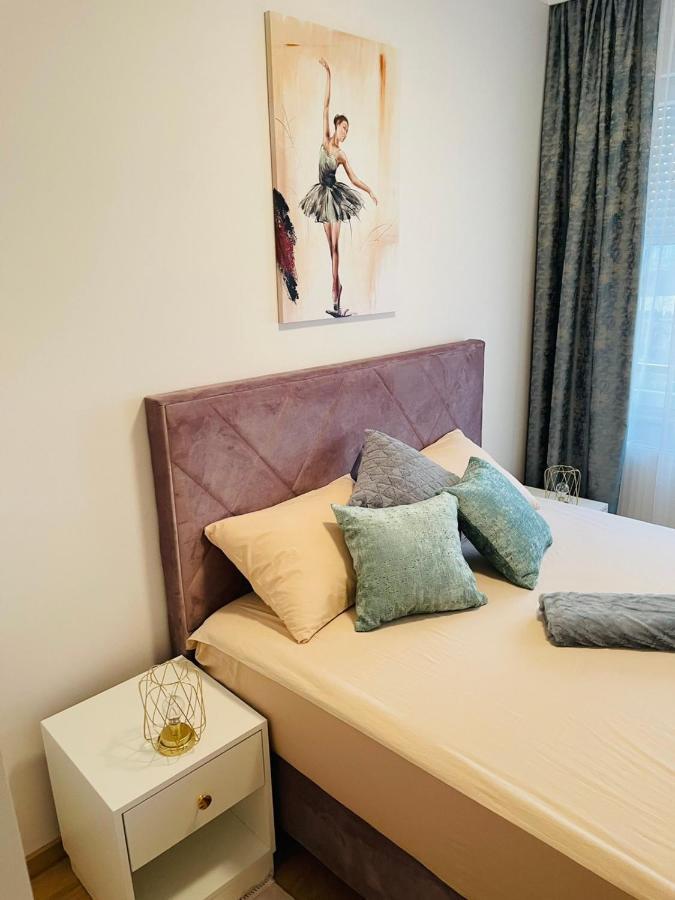 Stan Na Dan "Apartman Purple" Appartement Banja Luka Buitenkant foto