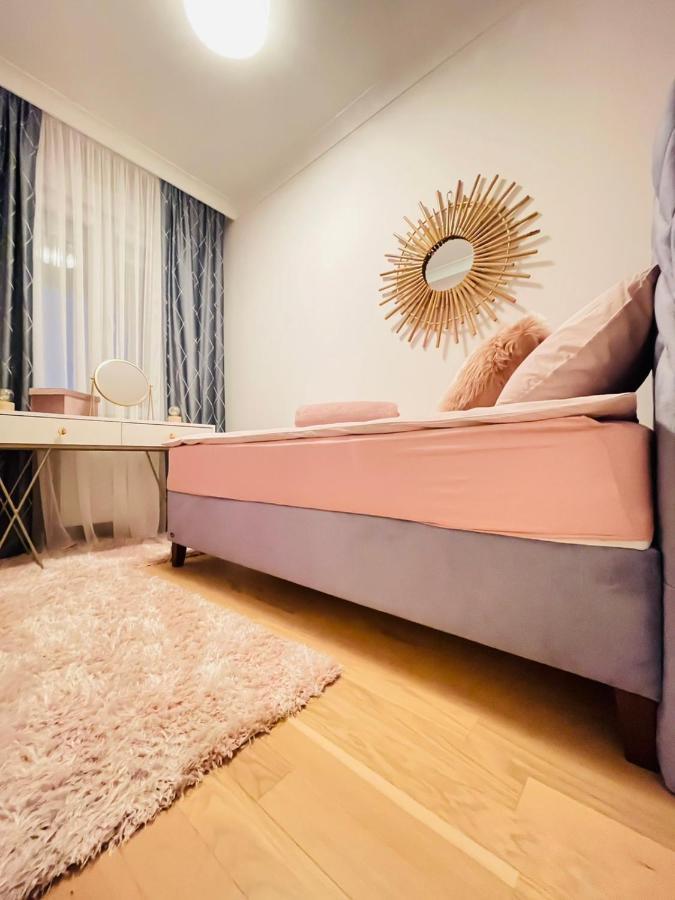 Stan Na Dan "Apartman Purple" Appartement Banja Luka Buitenkant foto