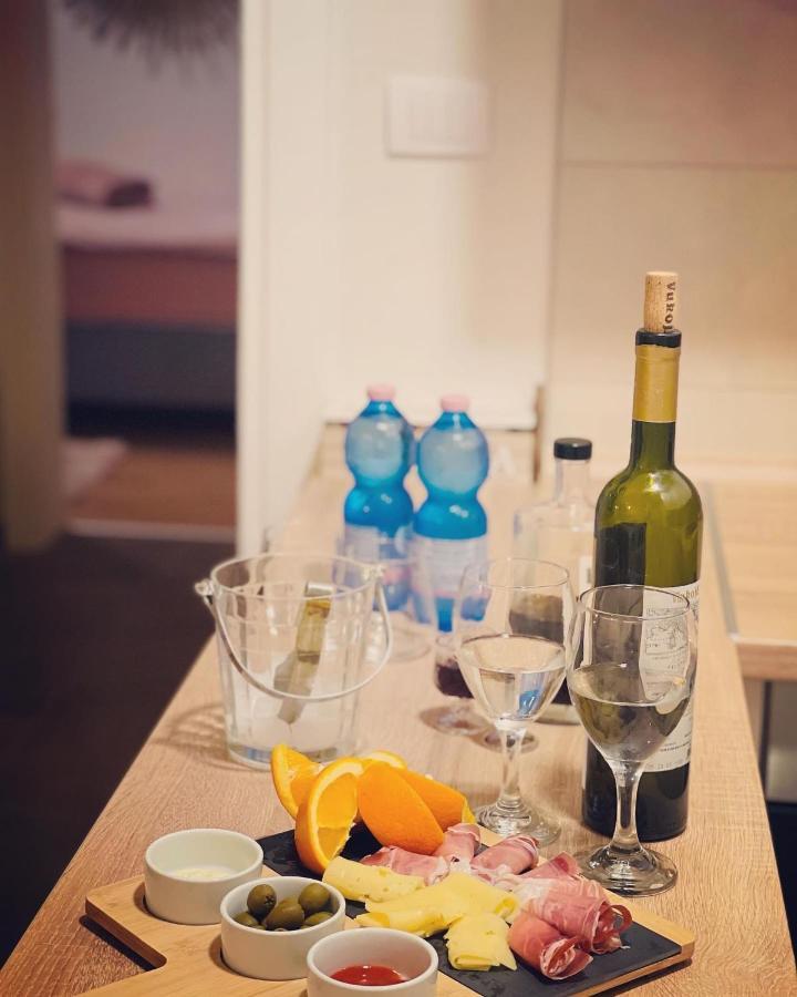 Stan Na Dan "Apartman Purple" Appartement Banja Luka Buitenkant foto