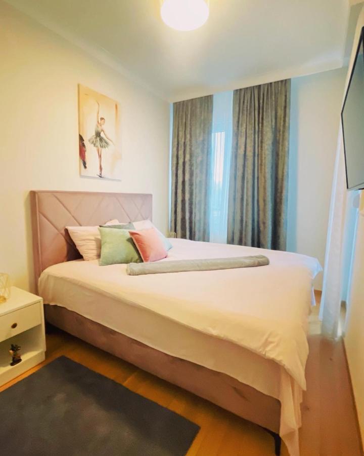 Stan Na Dan "Apartman Purple" Appartement Banja Luka Buitenkant foto