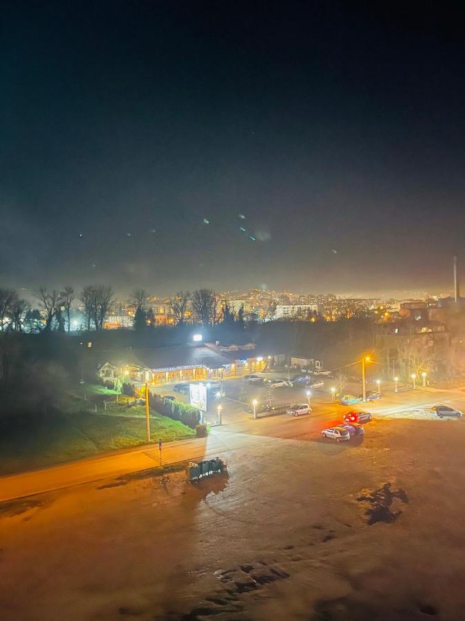 Stan Na Dan "Apartman Purple" Appartement Banja Luka Buitenkant foto